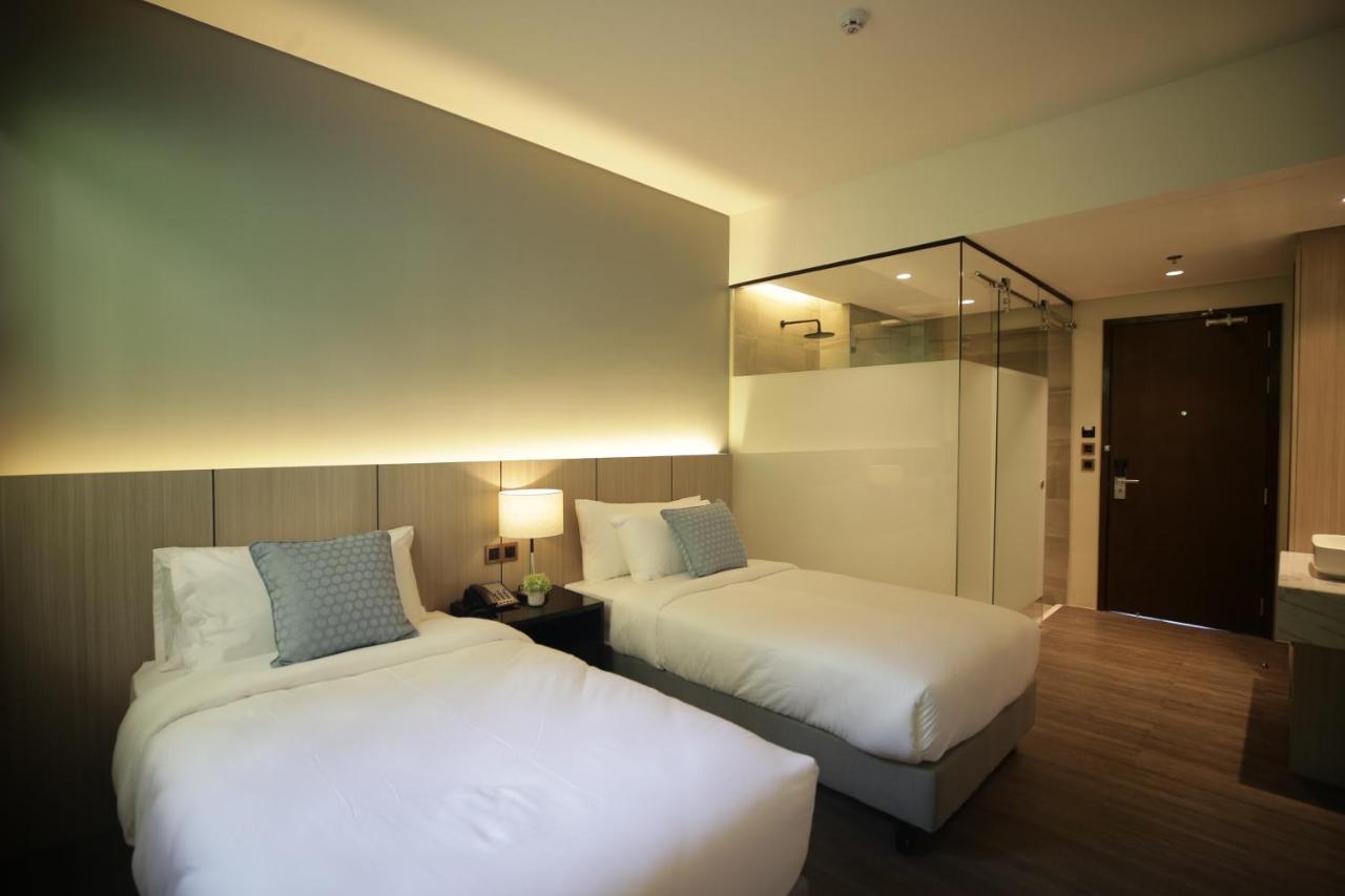 The Maximilian Hotel Cauayan Esterno foto