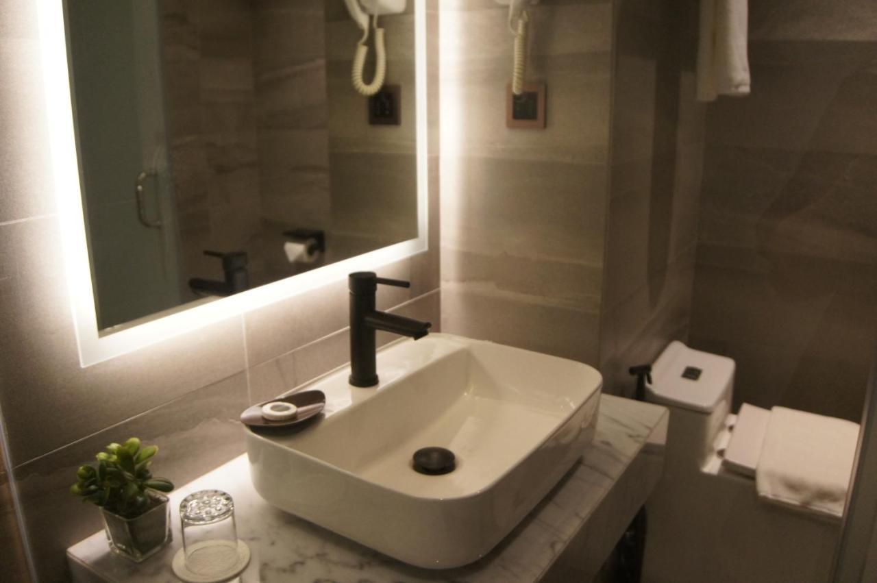 The Maximilian Hotel Cauayan Esterno foto