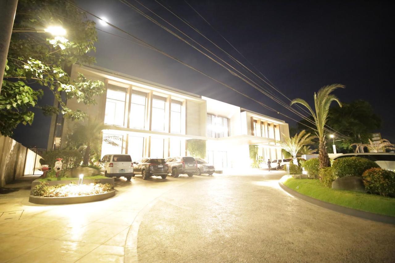 The Maximilian Hotel Cauayan Esterno foto