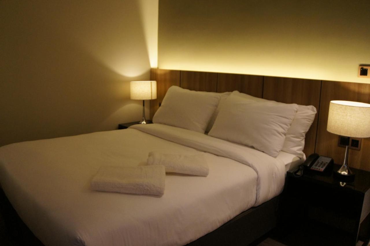 The Maximilian Hotel Cauayan Esterno foto