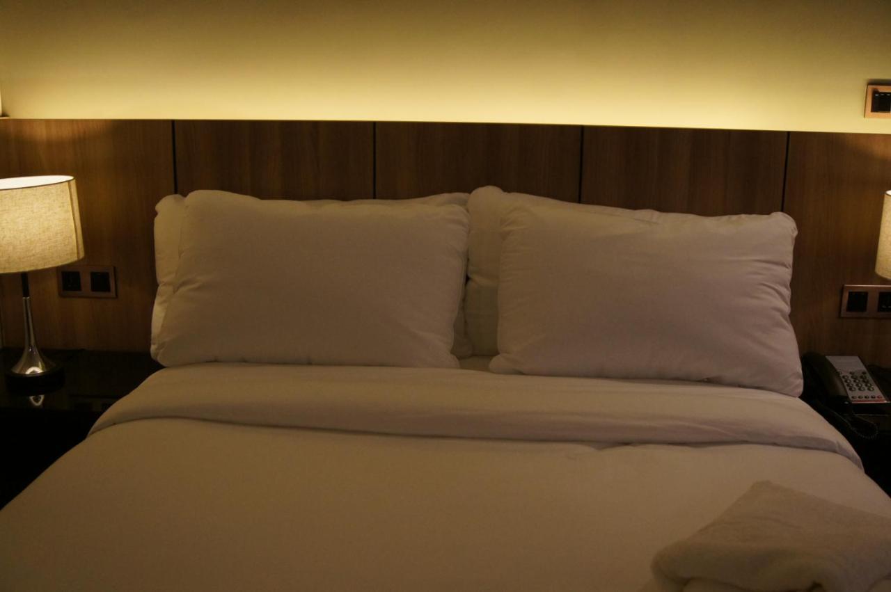 The Maximilian Hotel Cauayan Esterno foto