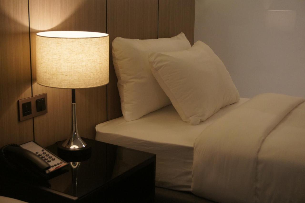 The Maximilian Hotel Cauayan Esterno foto