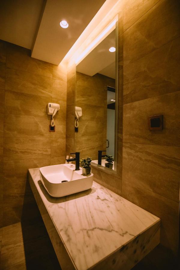 The Maximilian Hotel Cauayan Esterno foto