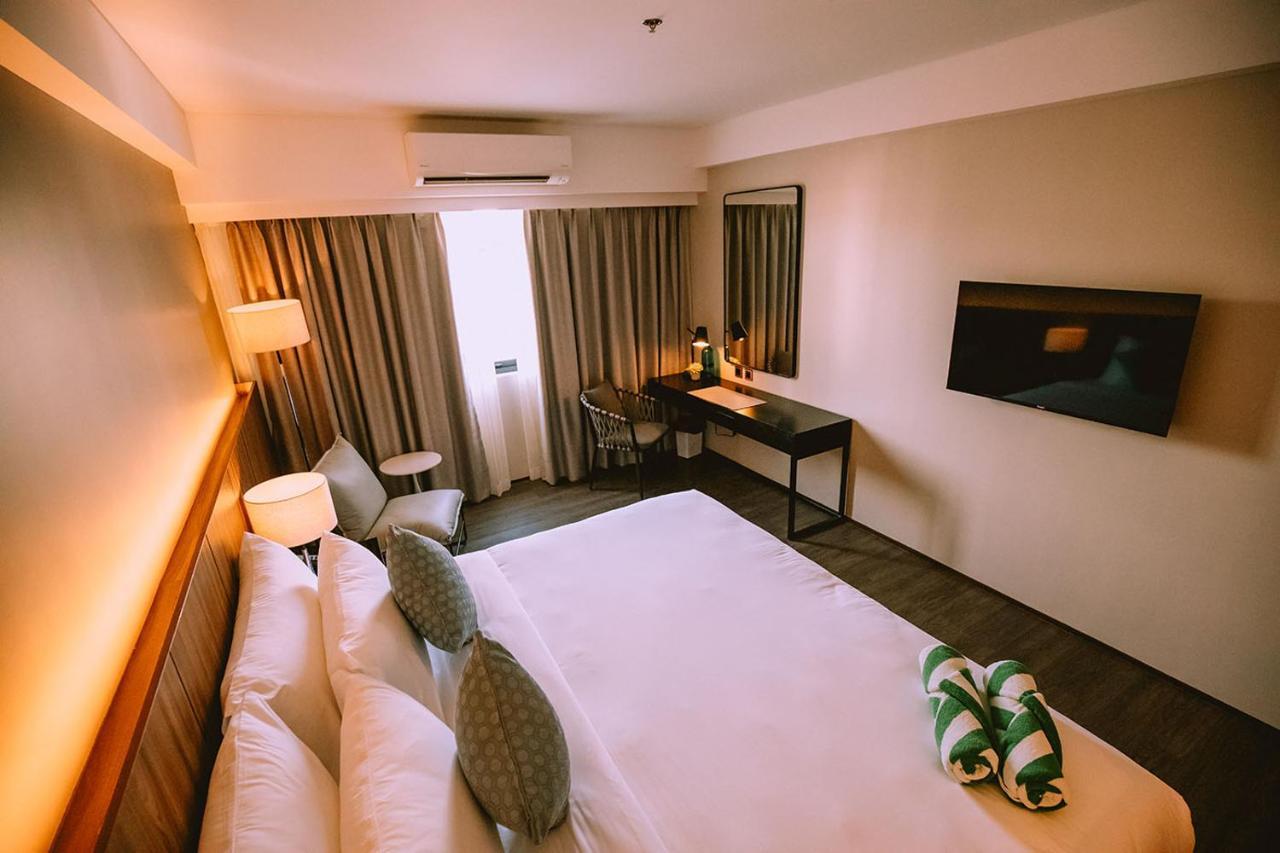 The Maximilian Hotel Cauayan Esterno foto