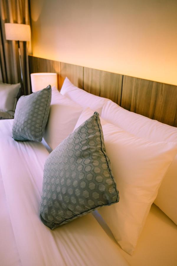 The Maximilian Hotel Cauayan Esterno foto
