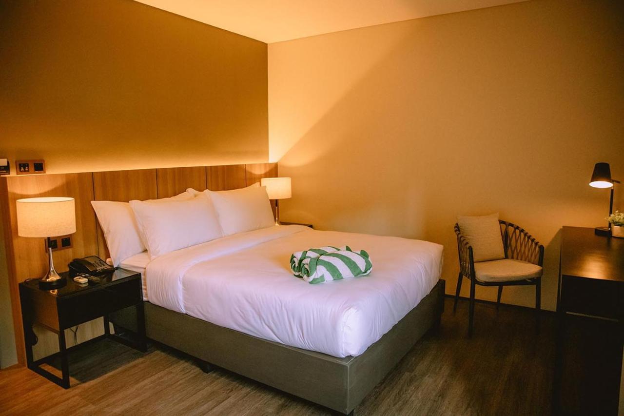 The Maximilian Hotel Cauayan Esterno foto