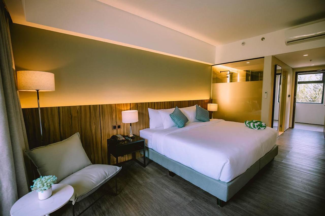 The Maximilian Hotel Cauayan Esterno foto