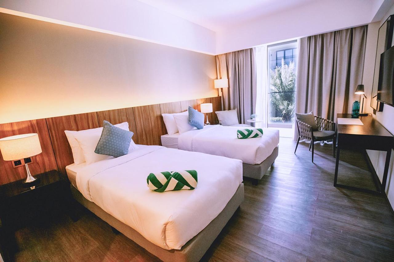 The Maximilian Hotel Cauayan Esterno foto