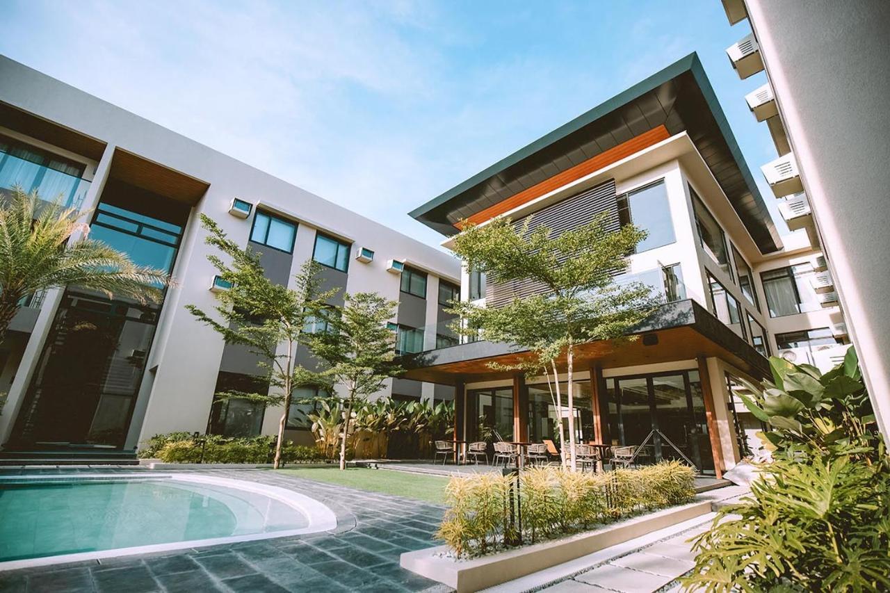 The Maximilian Hotel Cauayan Esterno foto