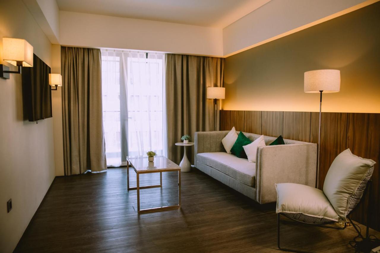 The Maximilian Hotel Cauayan Esterno foto